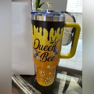 Queen Bee Yellow Tumbler with 2 metal stews and queen bee straw token